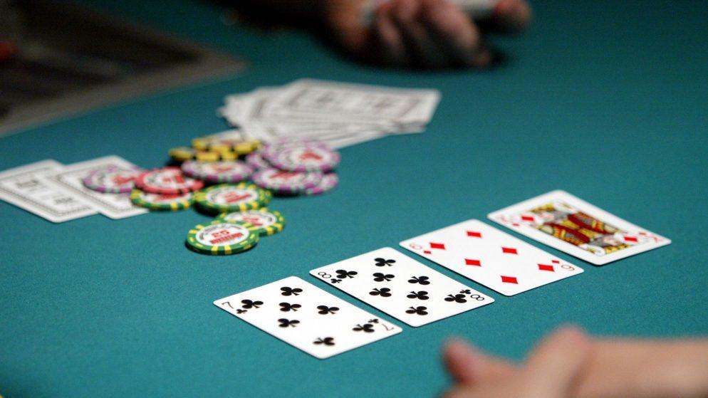 Khác biệt cơ bản giữa Xì tố và Poker