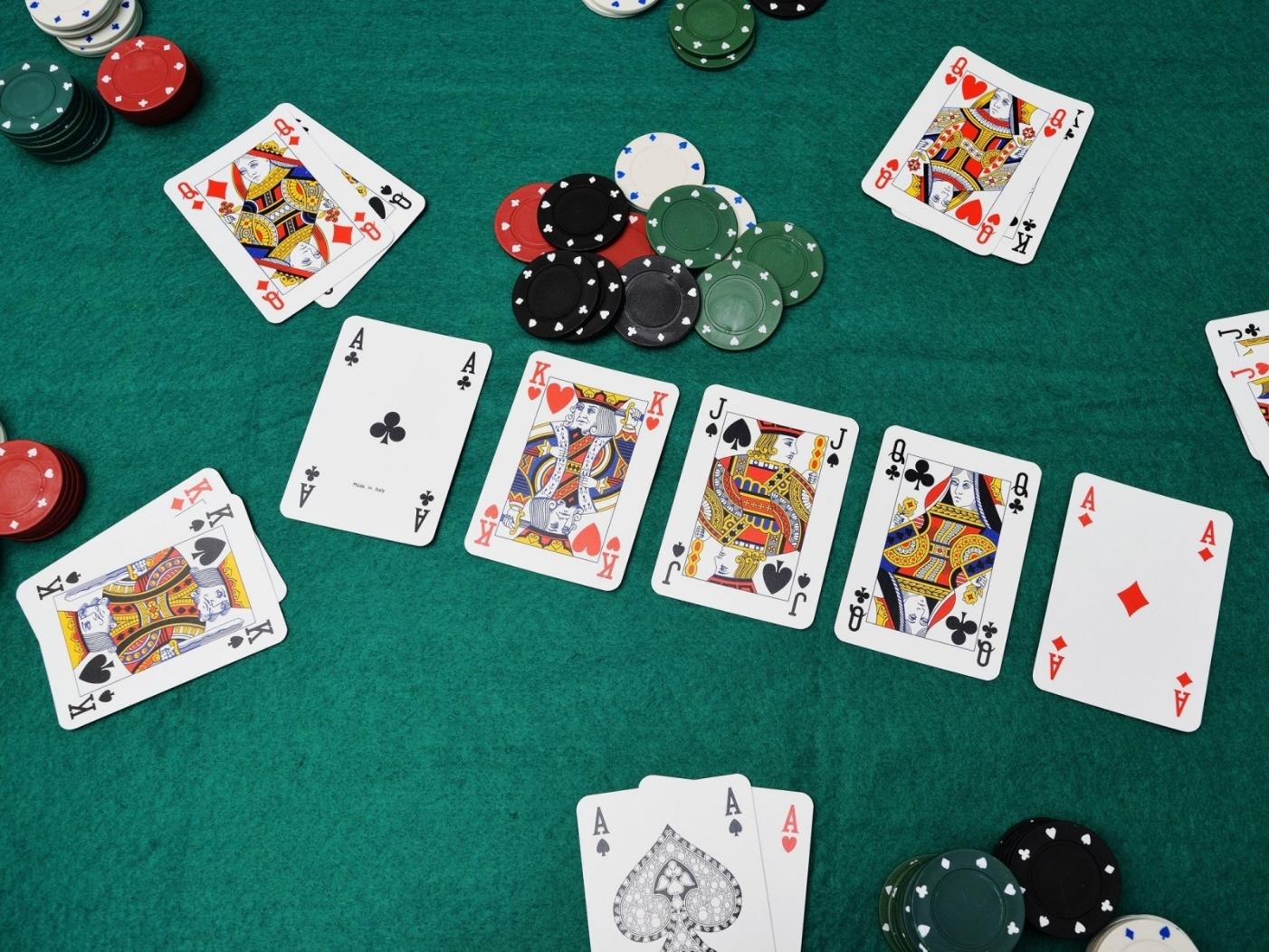 Kinh nghiệm chơi Poker khi sở hữu thùng phá sảnh và tứ quý